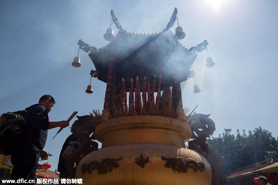 Chinese temples flooded with new year prayers, including foreigners