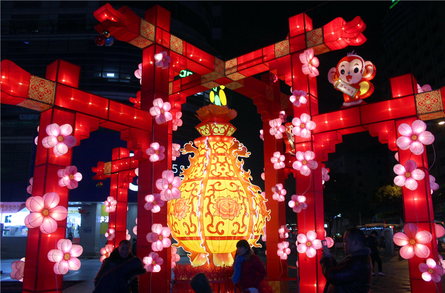 Lanterns light up the night across China