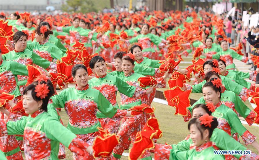 Women perform<EM> yangko</EM> to challenge Guinness World Record