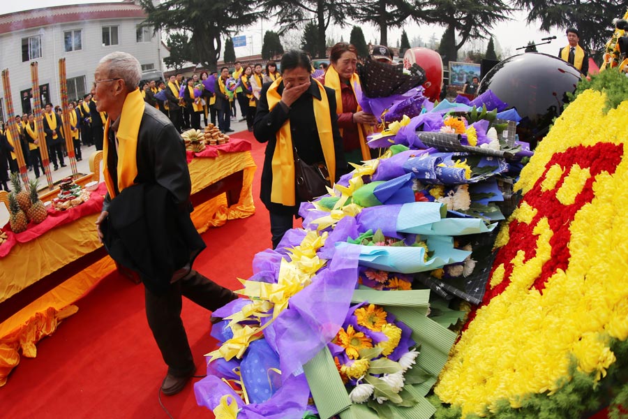 Flowers, yellow ribbons and sea burials in Tomb-Sweeping holiday