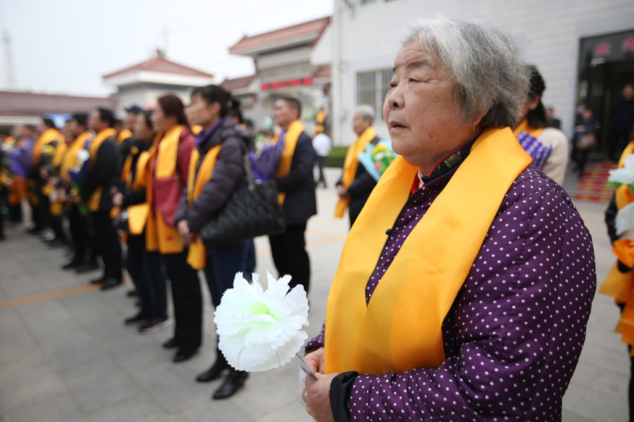 Flowers, yellow ribbons and sea burials in Tomb-Sweeping holiday