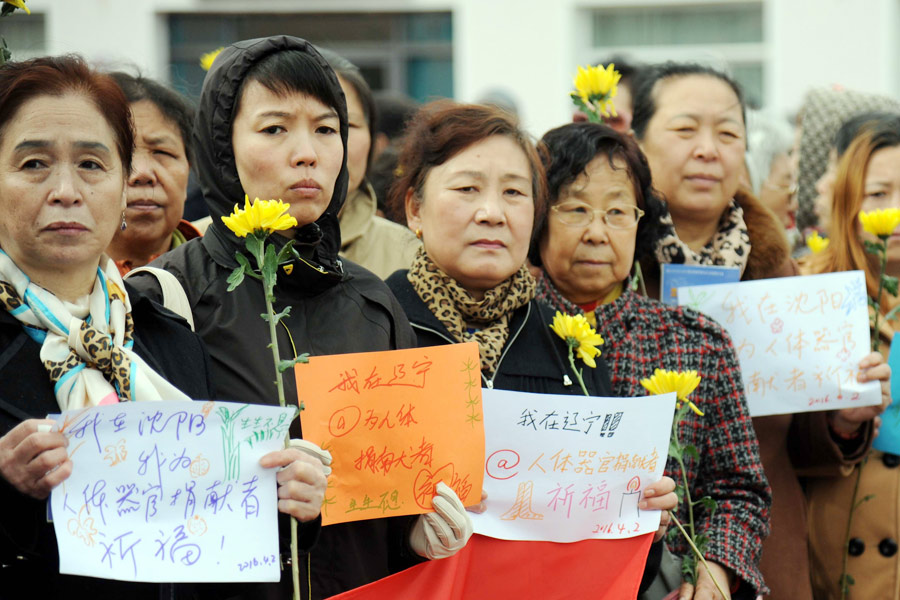 Flowers, yellow ribbons and sea burials in Tomb-Sweeping holiday