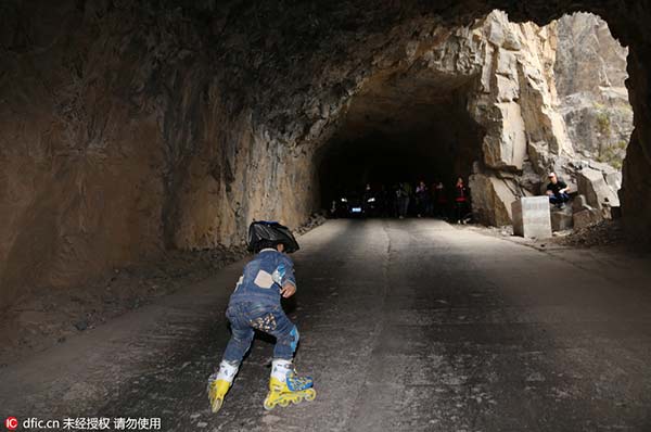 Little champ: Four-year-old roller skates on cliff