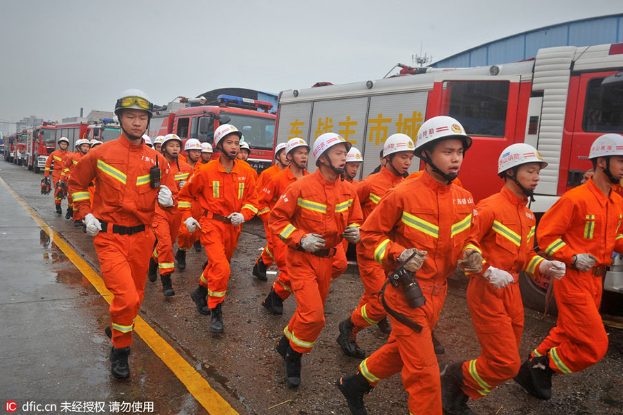 Storm sweeps across Southern China city, kills 2