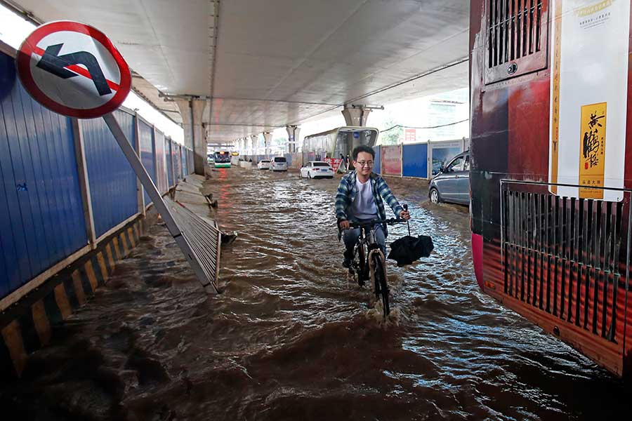 Heavy rain turns Wuhan into 'seaside' city