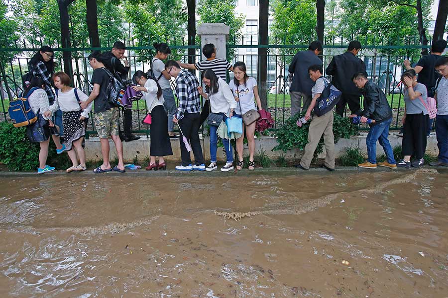 Heavy rain turns Wuhan into 'seaside' city