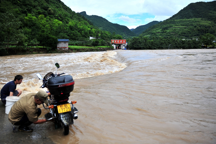 Yangtze River reaches flood stage for first time this year