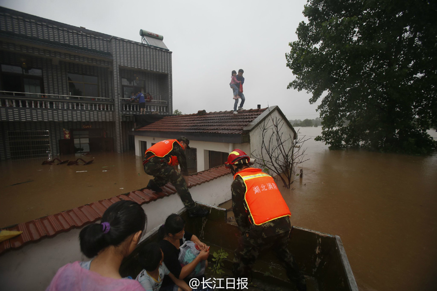 Yangtze River reaches flood stage for first time this year