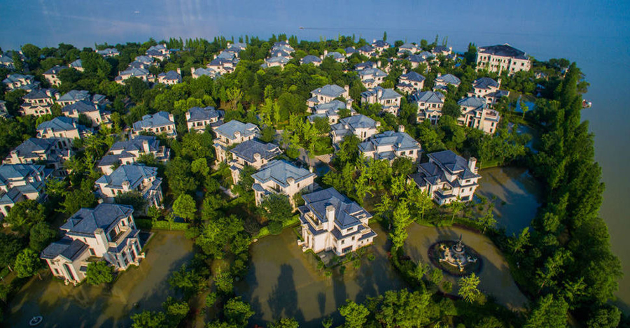 Flood besieges luxury villa district in central China