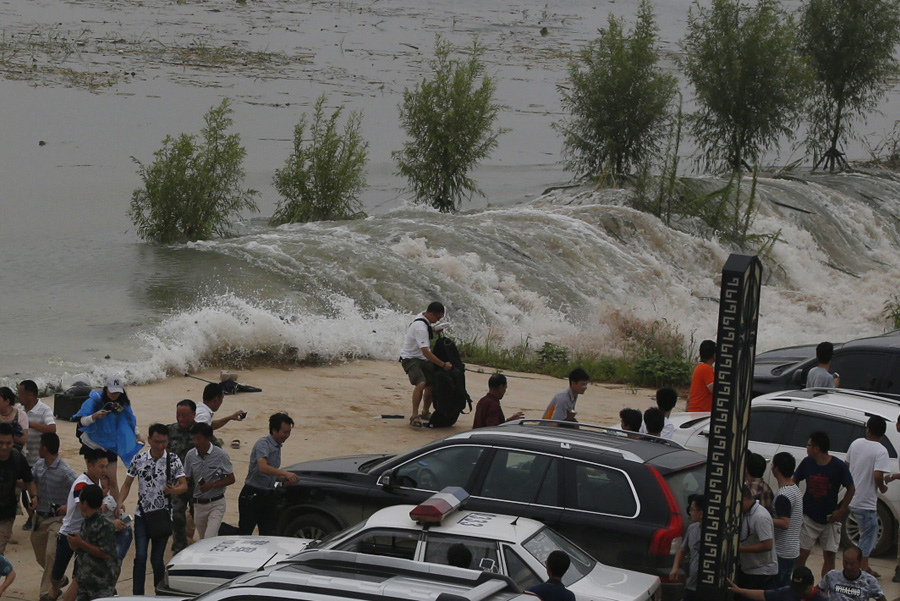 Hubei blows up dike to disperse floodwater