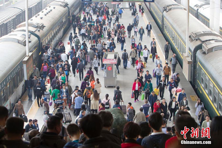 Passengers set off on trips for coming National Day holidays