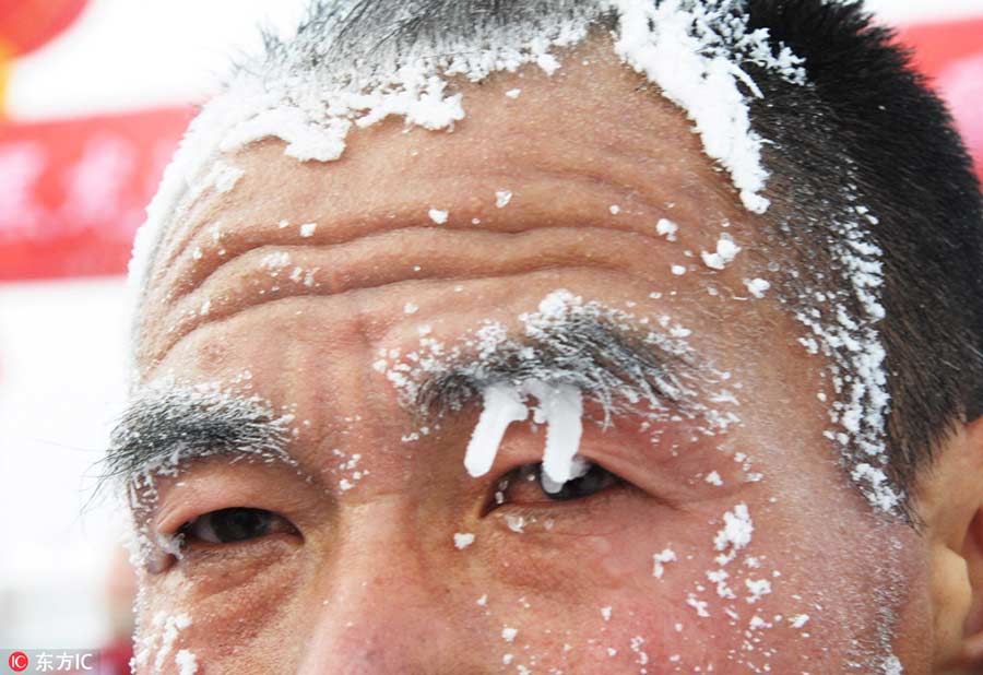 Hair, eyelashes turn white as temperature falls to minus 30 in Heilongjiang