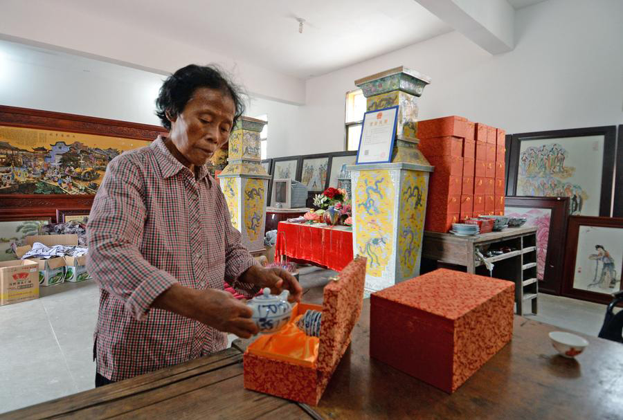 Octogenarian builds porcelain palace in East China