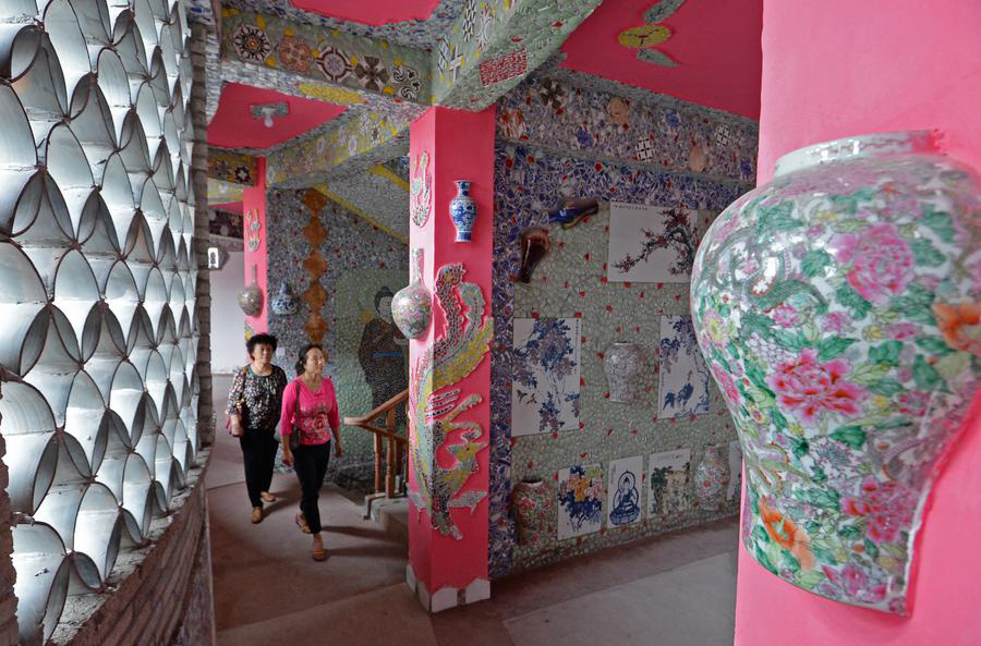 Octogenarian builds porcelain palace in East China