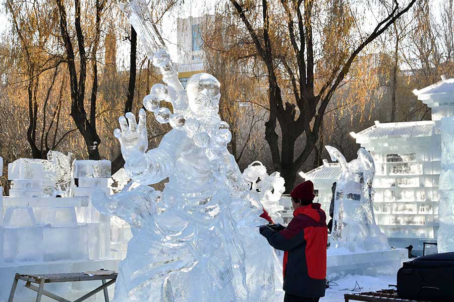 Ice sculptures brighten up winter in Harbin