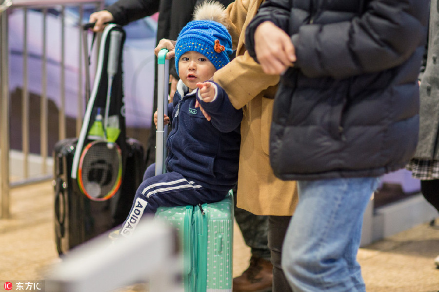 Spring Festival travel: Children head home