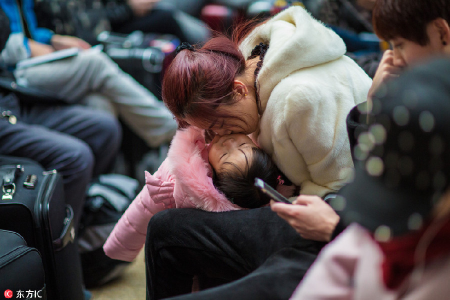 Spring Festival travel: Children head home