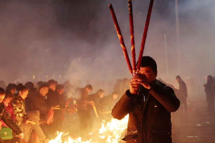 Massive crowds take over scenic spots across China during Spring Festival