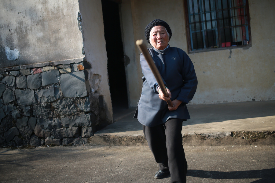 'Kung fu Granny' becomes Internet celebrity