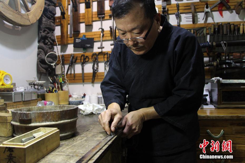 'Weapon doctor' restores 500 ancient swords