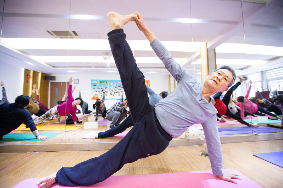 73-year-old yoga grandpa a trendsetter in Hangzhou