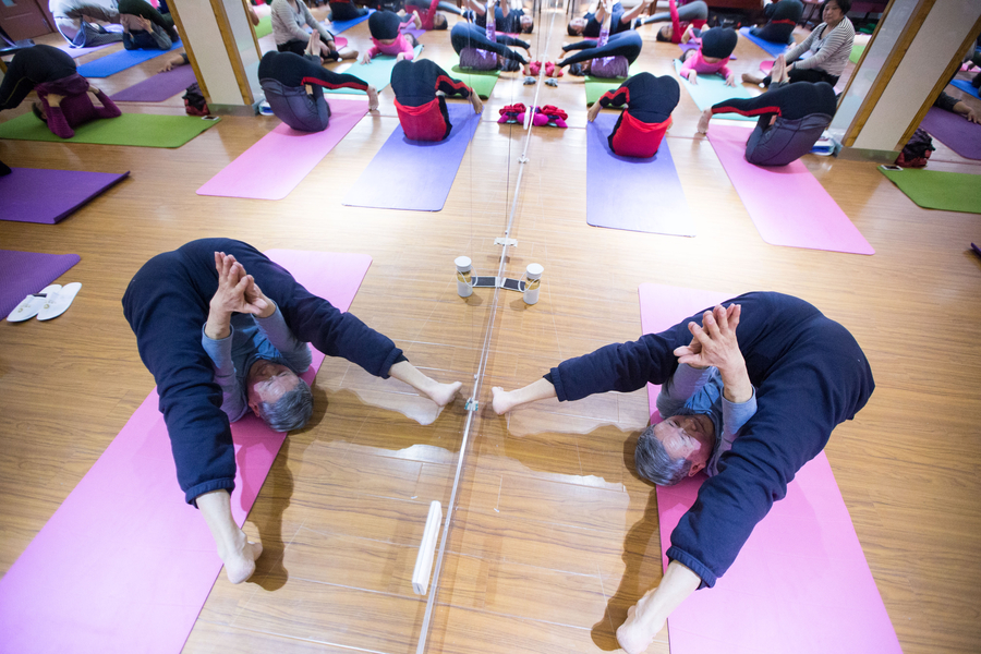 73-year-old yoga grandpa a trendsetter in Hangzhou