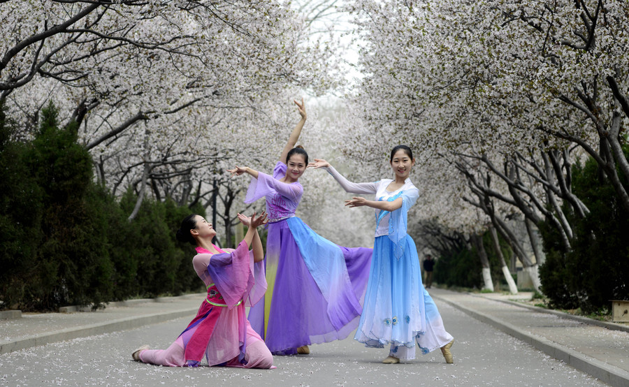 Dancing amid sea of flowers in E China