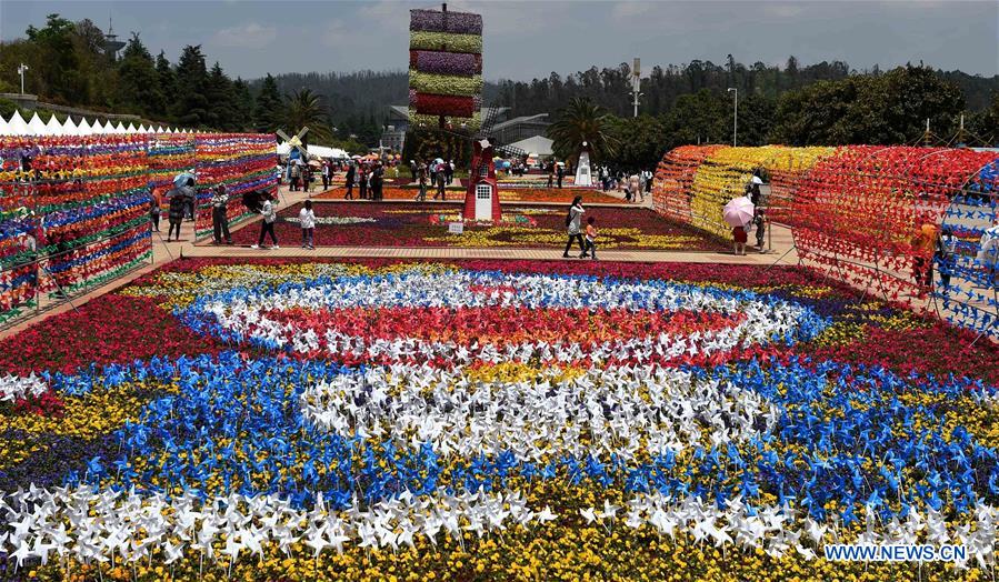 People enjoy Labor Day holiday across China