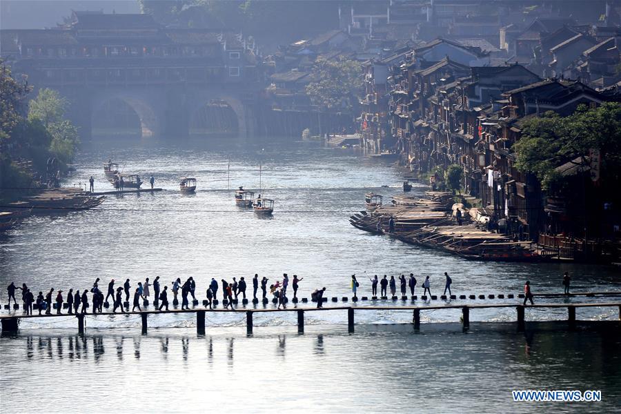 People enjoy Labor Day holiday across China