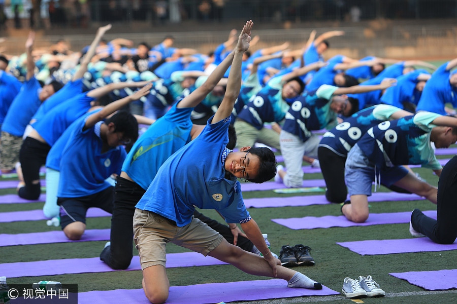 Students practice yoga to ease pressure off <EM>gaokao</EM>