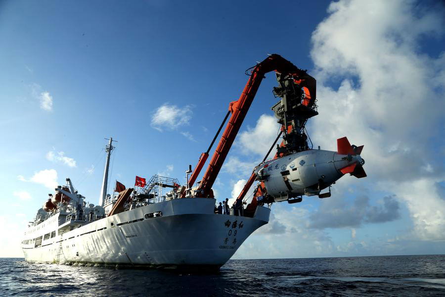 China's submersible Jiaolong conducts 5th dive in Mariana Trench