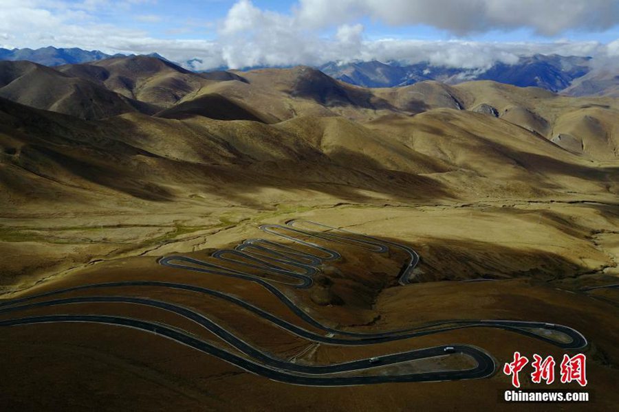 The road to Mount Qomolangma