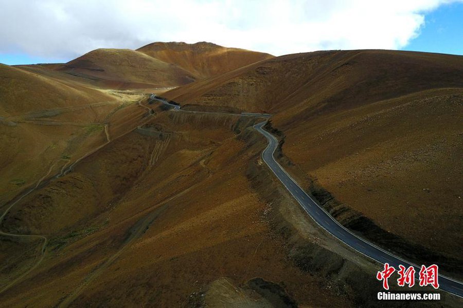 The road to Mount Qomolangma