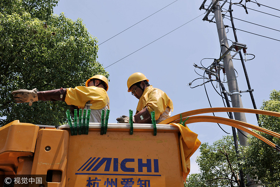 Workers stick to their job in baking sun