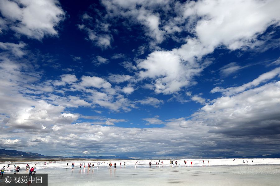 Tourists flock to Chaka Salt Lake in NW China's Qinghai