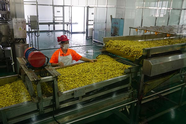 Hot pepper industry helps county out of poverty in Hunan