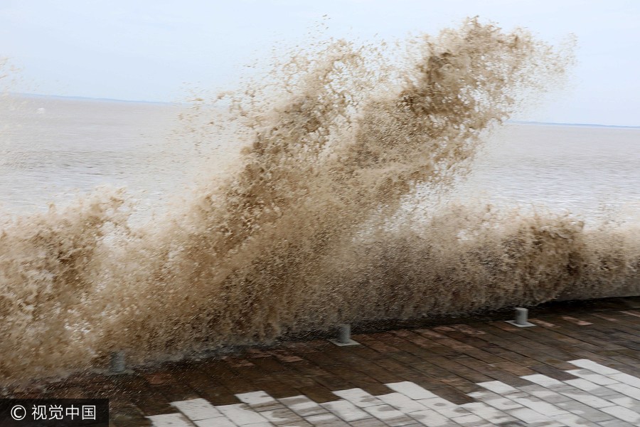 Soaring tides amaze spectators