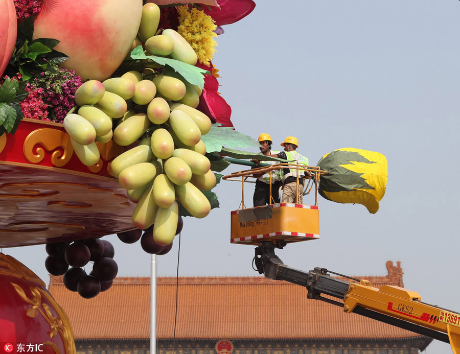 Beijing starts fitting giant flower terrace on Tian'anmen Square