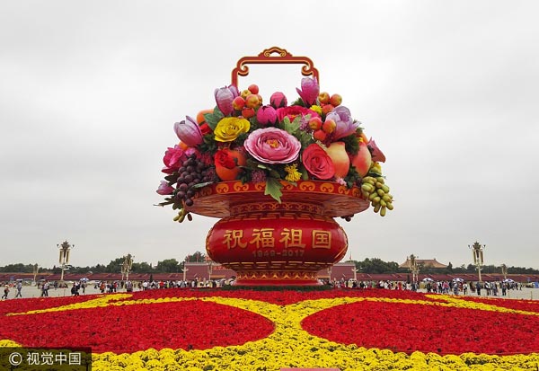 Video: 17m flower basket placed in Tian'anmen Square ahead of National Day