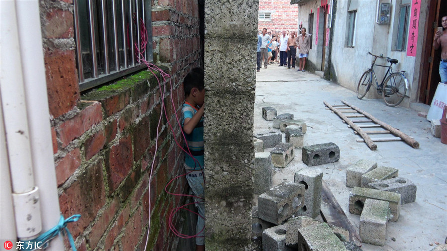 Left-behind boy gets stuck in 20-cm-wide gap