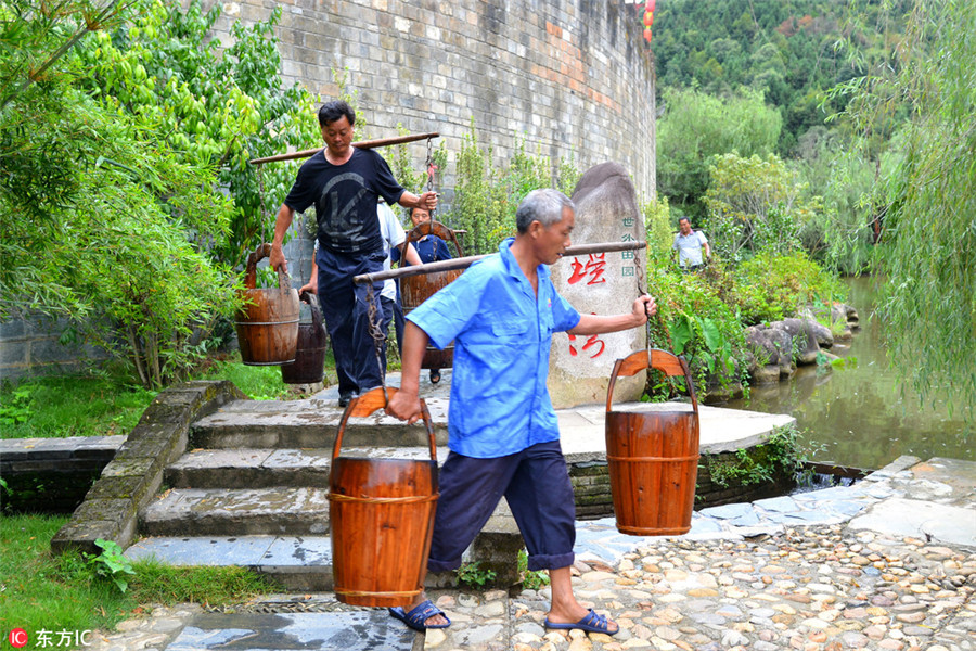 Farmers 'draw' love to motherland with red carps in river