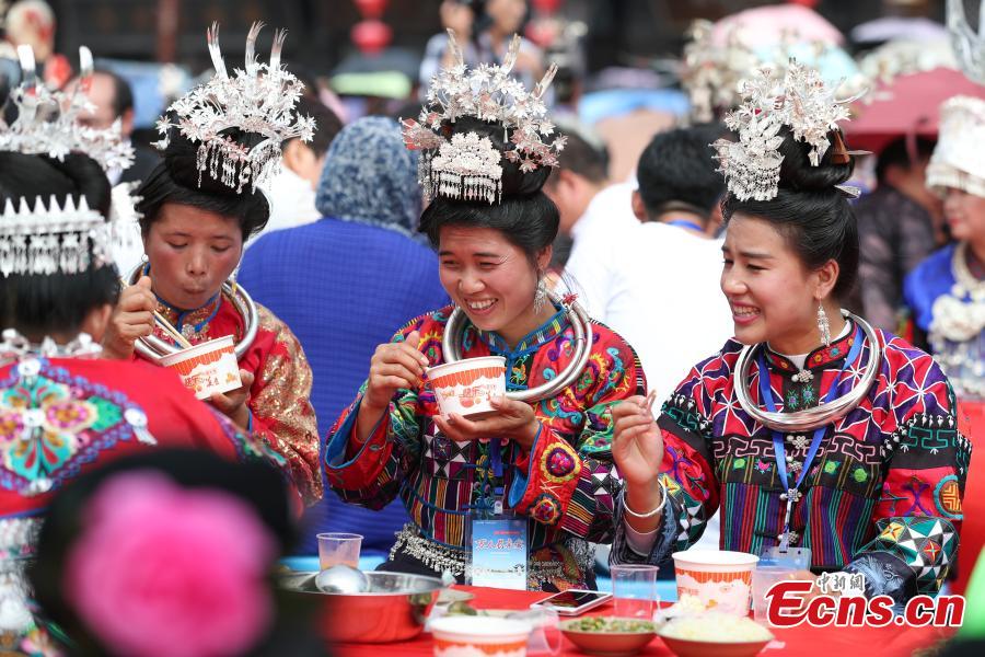 20,000 people share 2,140-meter long table banquet