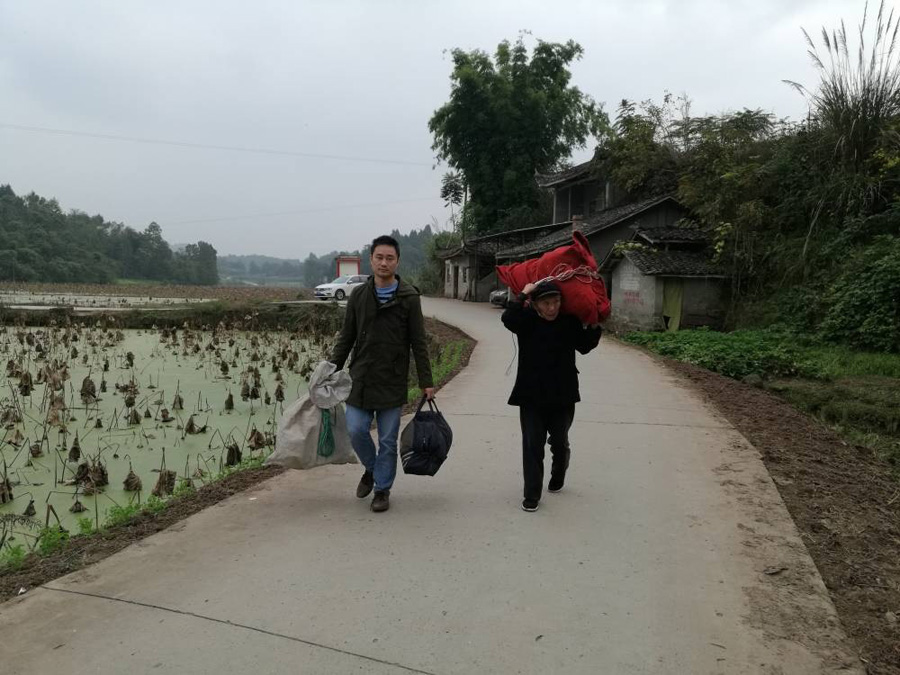 Are Chongqing '<EM>bang bang</EM>' porters a disappearing job?