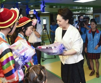 China's first lady visits children with autism in Beijing