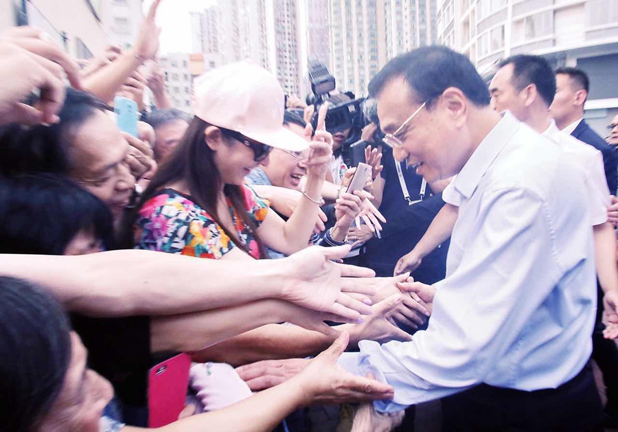 Premier Li stops for Macao foods, landmarks