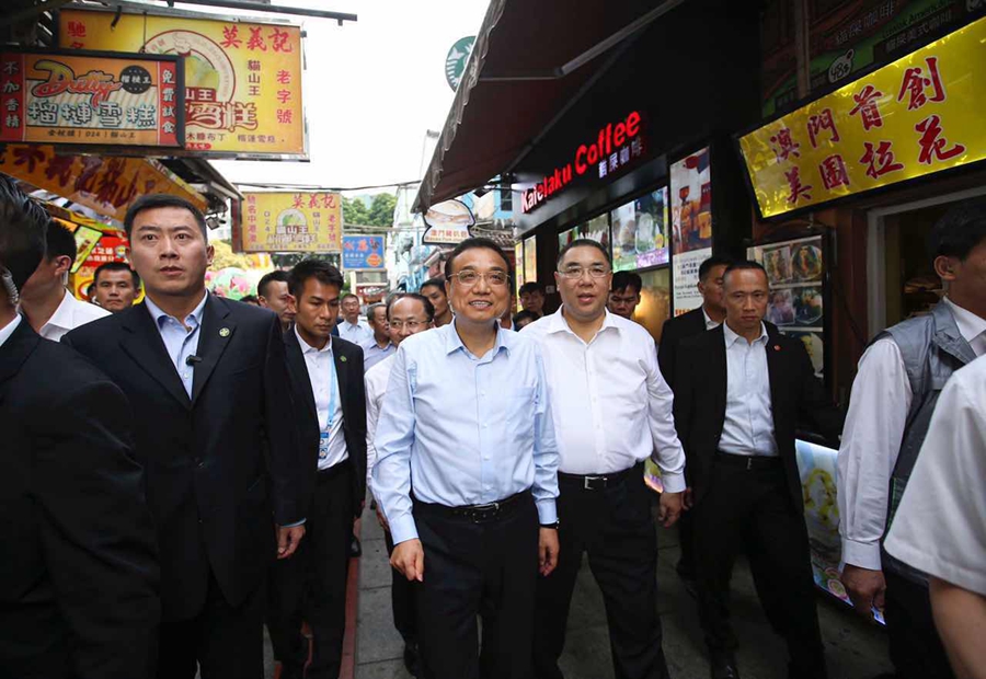 Premier Li stops for Macao foods, landmarks