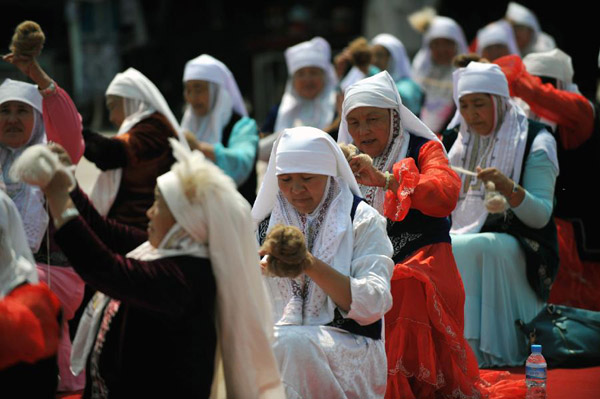 Populous diverdifolia embroidery made in Mori, China's Xinjiang