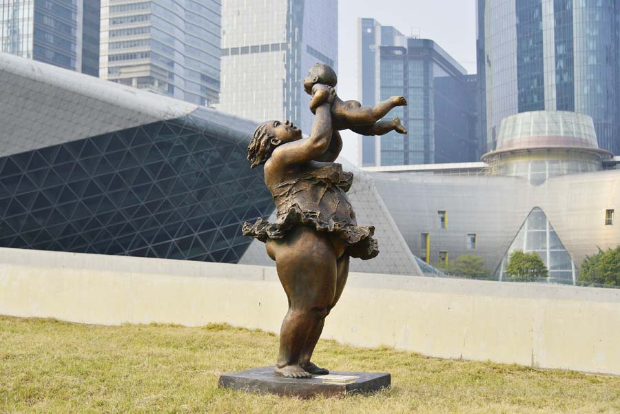 Large women brighten life in Guangzhou