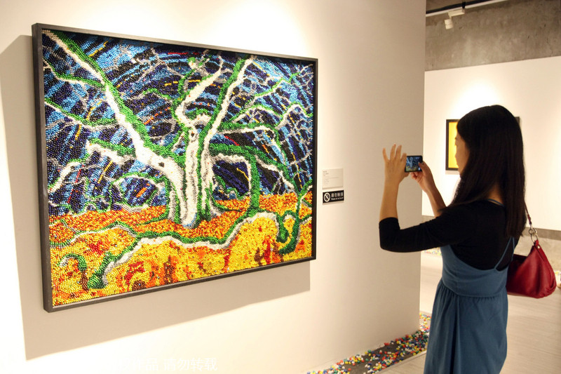 US artist makes Shanghai debut with crayon art