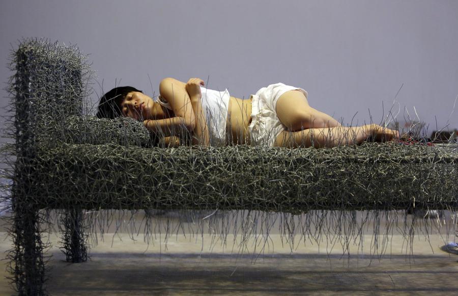 Artist to sleep on iron wire bed for 36 days